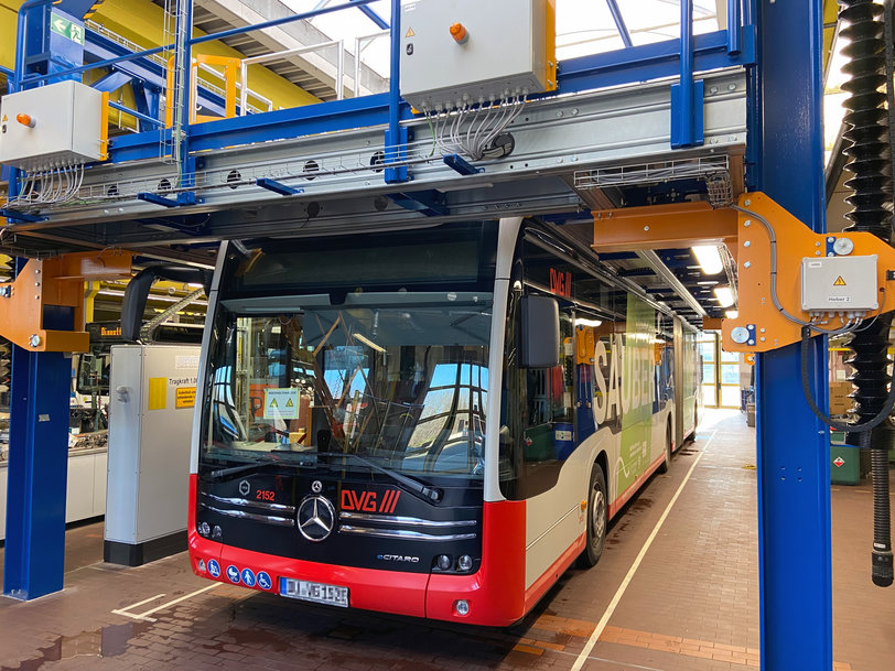 Pfaff Verkehrstechnik liefert höhenverstellbare Dacharbeitsbühne an die DVG zur Wartung und Instandhaltung der Busflotte
